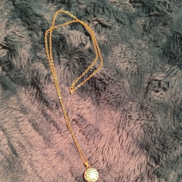 Elegant Gold Pendant Necklace - Picture 4 of 4